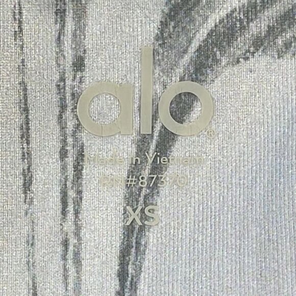 ALO YOGA Airbrushed Performance Capri Leggings White Gray Swirl Marble Sz XS - Picture 9 of 12